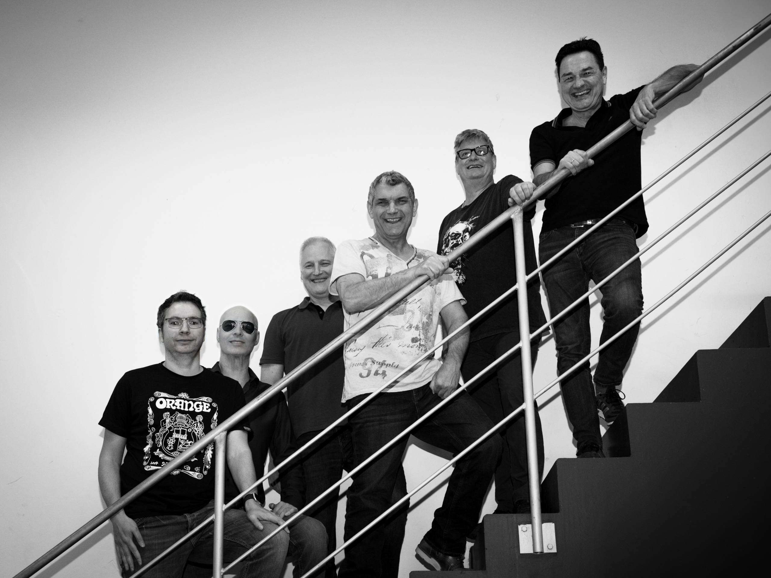Bandfoto von N2BF auf einer Treppe